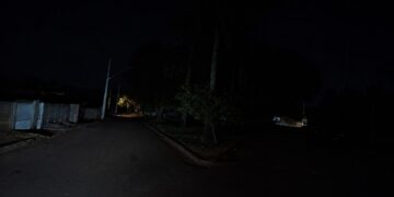 Povoado de Vargem Grande fica praticamente às escuras; Prefeitura aguarda posicionamento da Cemig para substituir luminárias queimadas