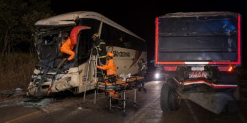 Colisão traseira entre ônibus e carreta carregada de areia deixa 19 feridos na MG-410; motorista ficou preso às ferragens