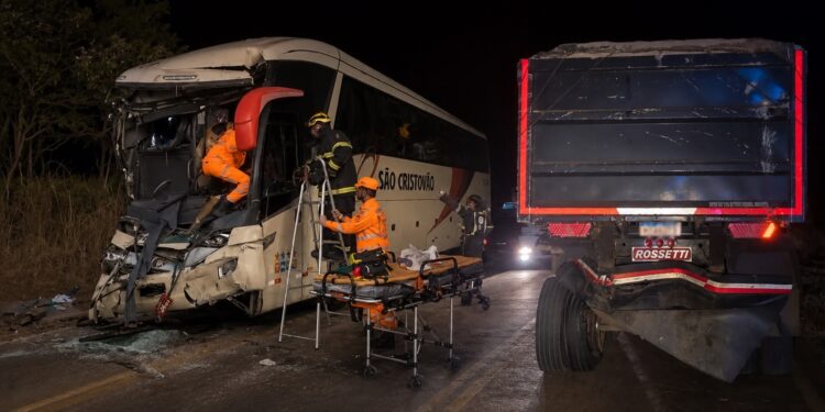 Colisão traseira entre ônibus e carreta carregada de areia deixa 19 feridos na MG-410; motorista ficou preso às ferragens