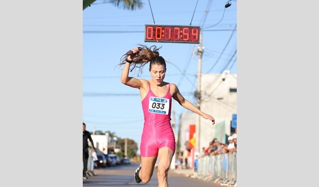 Michelle Dayanne Sousa Marra, de Presidente Olegário, é campeã geral da Corrida Zé Gotinha em Lagoa Grande