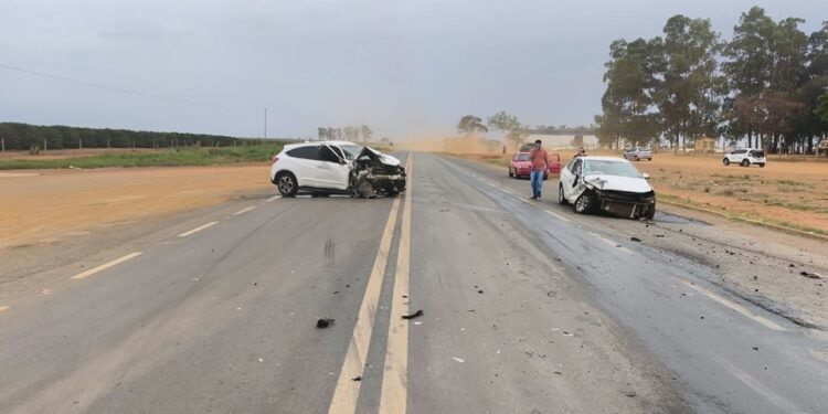Acidente envolvendo três veículos deixa quatro feridos na MG-354; motorista de caminhão evade-se do local e é localizado pela polícia