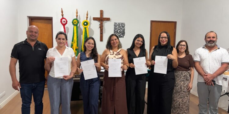Cinco profissionais da Educação aprovadas no concurso são empossadas pela Prefeitura de Presidente Olegário