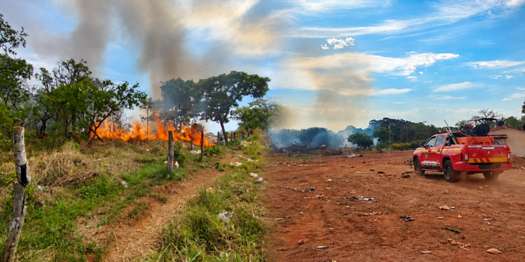 Equipes da Prefeitura e Bombeiros combatem incêndio em áreas de vegetação próximo ao bairro Américo Caetano e à Usina de Reciclagem