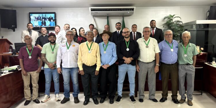 Câmara realiza Reunião Solene e homenageia nove pais com a Medalha de Mérito Legislativo “Natal José Fernandes”