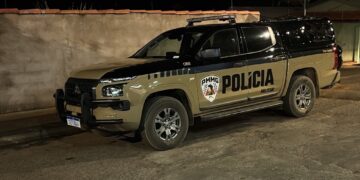 Mulher é presa pela PM após agredir homem e roubar jaqueta, celular, chave e R$ 50 no bairro Andorinhas
