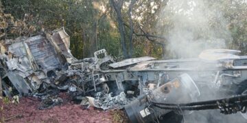 Motorista de 36 anos morre após carreta tombar e pegar fogo na MG-354