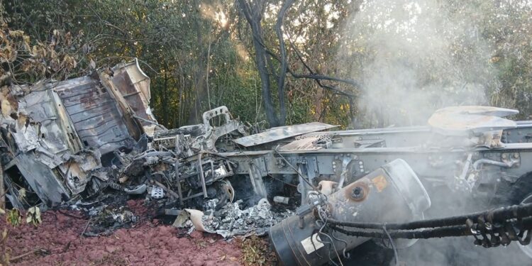 Motorista de 36 anos morre após carreta tombar e pegar fogo na MG-354