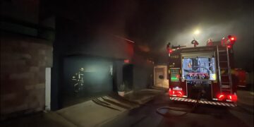Bombeiros levam cerca de uma hora para controlar incêndio em casa no bairro Ibiza