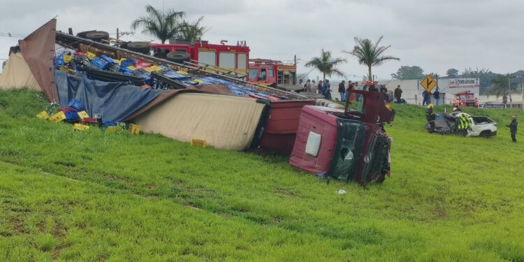 Vídeo: Homem de 58 anos, natural de Presidente Olegário, morre em colisão entre Fiat Strada e carreta na BR-365
