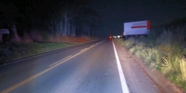 Casal fica ferido após ser atingido por carreta na MG-354; motorista segue viagem sem prestar socorro