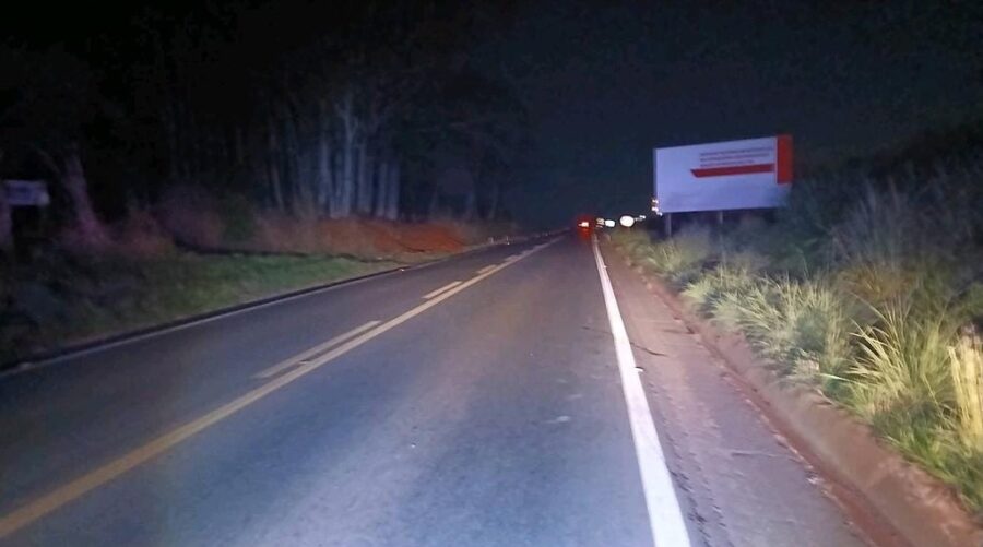 Casal de pedestres fica ferido ao ser atingido por carreta na MG-354 em Presidente Olegário