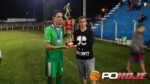 William Tizil recebendo premiação de vice do professor Wagner Bernardes