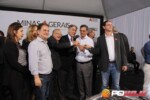 Prefeito João Carlos recebendo a chave do ônibus do governador