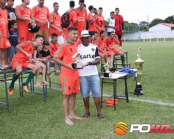 Henrique Cavalo recebendo troféu de artilheiro do homenageado Parição