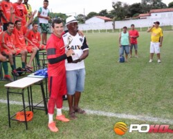 Luizinho melhor goleiro recebendo troféu do homenageado Parição