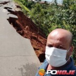 Prefeito sargento Rhenys Cambraia em visita a Rua OlÃmpio Clementino em residências com riscos de desabamentos no b. Planalto