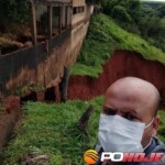 Prefeito sargento Rhenys Cambraia em uma residência com risco de desabamento no b. Aleixo Araújo