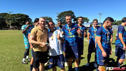 Marcelo da Açaitaria, Sorveteria e Lanchonete Novo Sabor entregando a premiação em dinheiro (foto: Juarez Martins)